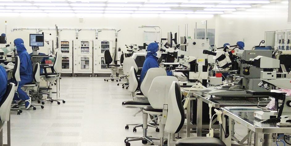 Salle de production de micropuces pour satellites