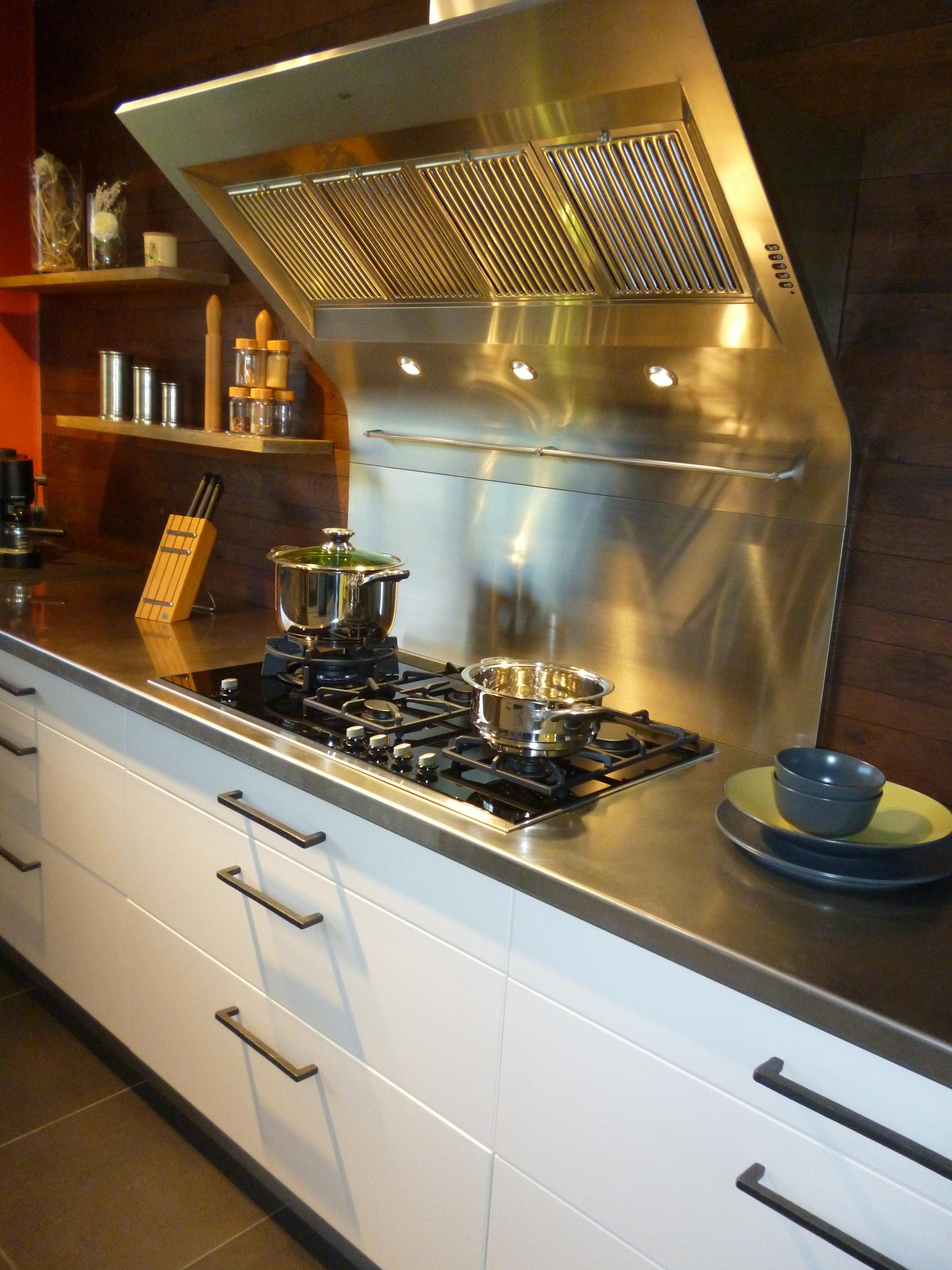 Zone de cuisson gaz et hotte inox